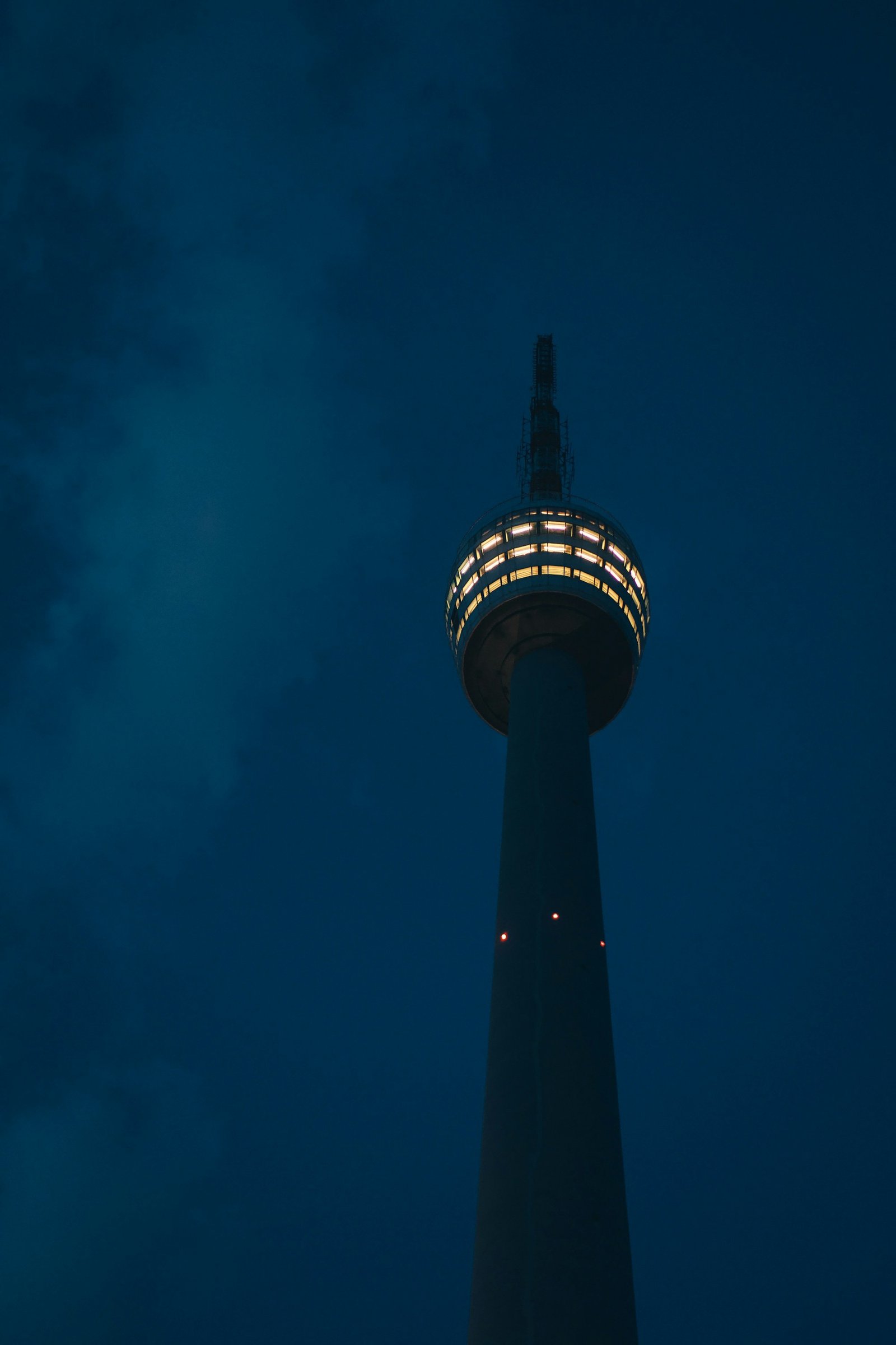 Stuttgarter Fernsehturm in der Abenddämmerung
